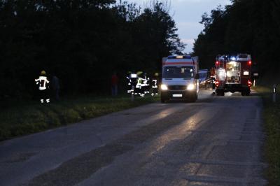 21 jaehrige kommt aufgrund Rollsplitt von Fahrbahn ab
